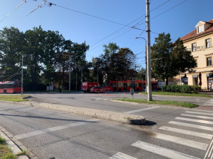 K nehodě trolejbusu a dvou osobních auto došlo dnes po osmé hodině ráno.