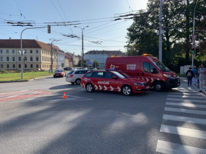 K nehodě trolejbusu a dvou osobních auto došlo dnes po osmé hodině ráno.