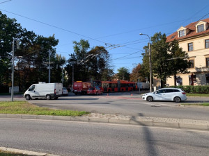 K nehodě trolejbusu a dvou osobních auto došlo dnes po osmé hodině ráno.