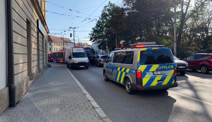 K nehodě trolejbusu a dvou osobních auto došlo dnes po osmé hodině ráno.