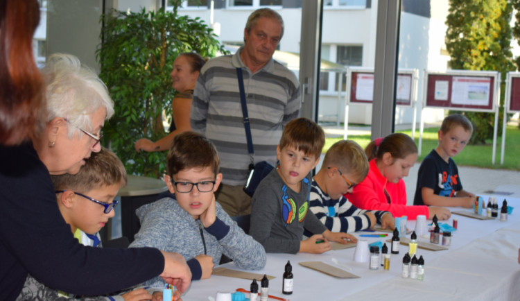 Na VŠTE se vrací Noc vědců. Těšit se může na Modrého cukrového chameleona nebo Zlatý déšť