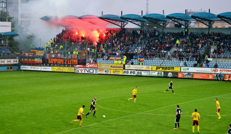 Pyrotechnika na stadionech má být přestupkem až za padesát tisíc korun