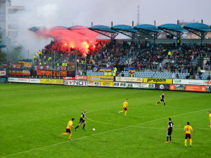 Pyrotechnika na stadionech má být přestupkem až za padesát tisíc korun