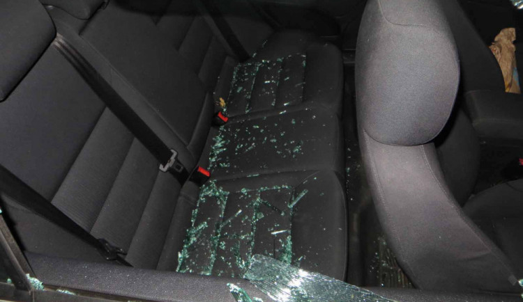 FOTO: Muž žárlil na nového partnera své bývalé přítelkyně. Před jejím domem mu zdemoloval auto