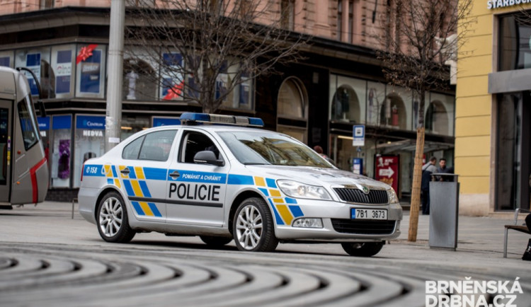 V nočním Brně řádili zloději. Okrádali spící lidi v rozjezdech a v centru města