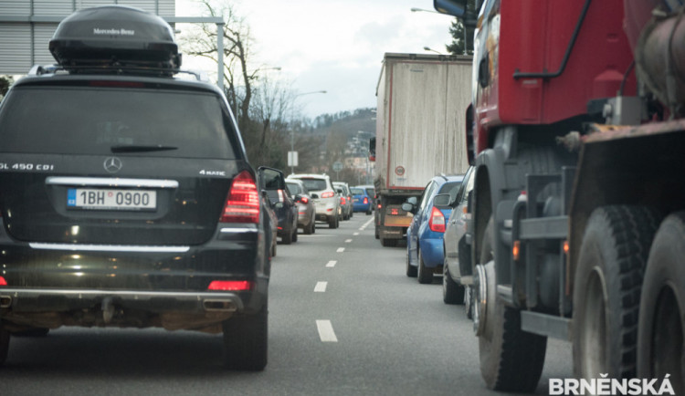 Dálnice D1 je v obou směrech zcela uzavřená. Dopravní tepnu zablokovaly nehody kamionů