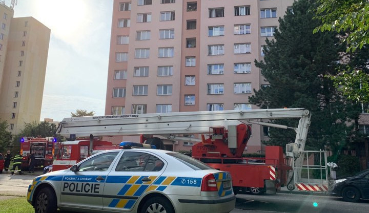 V Krčínové ulici v Budějcích hořel byt. Hasiči evakuovali šest osob