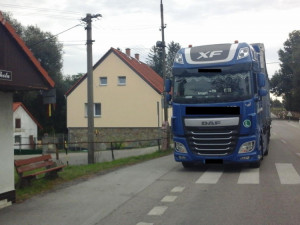 Řidič patnáctitunového kamionu vjel do zákazu, pak nadýchal více než dvě promile