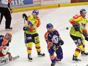 Hostující kapitán Aleš Pavlas blokuje střelu mezi Christovem (vlevo) a Suchánkem