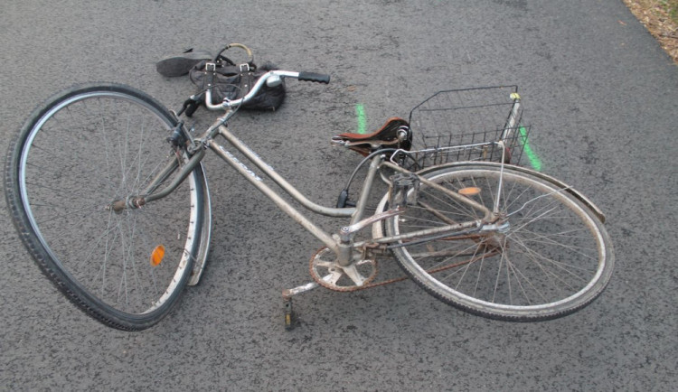 Cyklista vjel zničehonic do protisměru a srazil se s autem, na místě zemřel