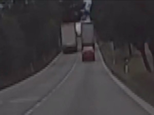 VIDEO: Řidič kamionu předjížděl u Vodňan přes plnou čáru další kamion. Incident řeší policie