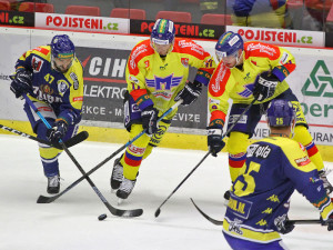 Jiří Goiš se snaží rozehrát přes Pavlina a Karabáčka