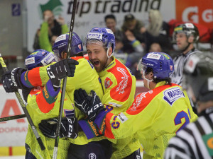 Vyrovnávací trefa Matouše Venkrbce (uprostřed) vrátila Motor do hry, Martin Novák (v zákrytu vlevo) zanedlouho rozhodl