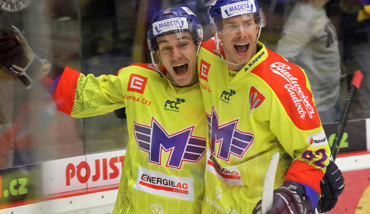 Jiří Šimánek (vpravo) připravil pro Zdeňka Doležala gólové zakončení