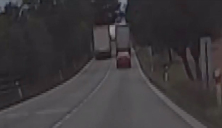 Řidič kamionu předjížděl u Vodňan další kamion. Incident řeší policie
