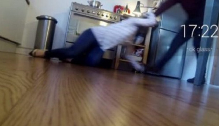 Muž v Brně do krve zbil a zkopal ženu, zbědovanou ji musel najít až psovod