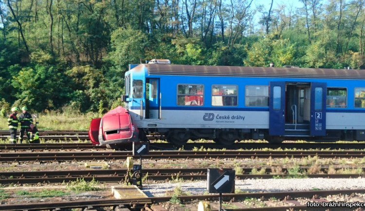 AKTUÁLNĚ: Vlak srazil auto na přejezdu bez závor, dva lidé na místě zemřeli