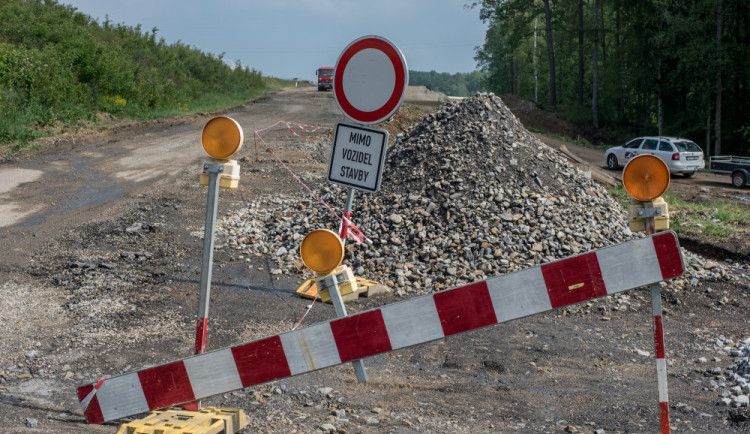 Opravy silnic a přejezdu omezují dopravu u Třeboně a Krumlova