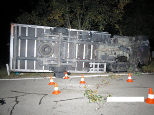 Řidič osobáku nedal přednost náklaďáku, dva lidé se těžce zranili