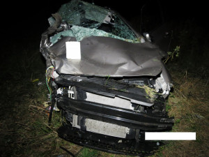 Řidič osobáku nedal přednost náklaďáku, dva lidé se těžce zranili