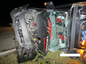 Řidič osobáku nedal přednost náklaďáku, dva lidé se těžce zranili