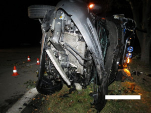 Řidič osobáku nedal přednost náklaďáku, dva lidé se těžce zranili