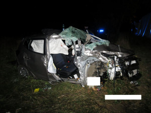 Řidič osobáku nedal přednost náklaďáku, dva lidé se těžce zranili