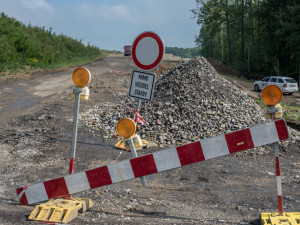 Opravy silnic a přejezdu omezují dopravu u Třeboně a Krumlova