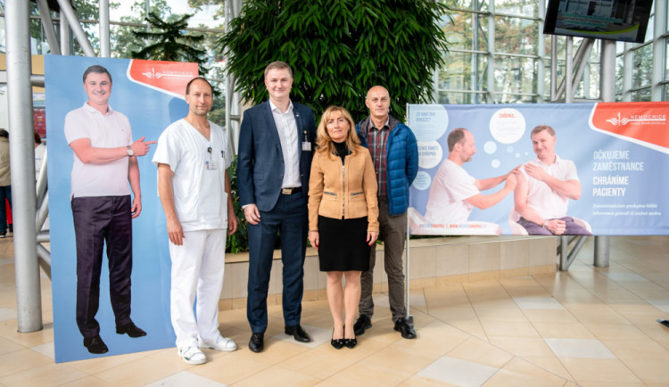 Na fotografii: Aleš Chrdle z infekčního oddělení, Michal Šnorek, předseda představenstva Nemocnice České Budějovice, Kvetoslava Kotrbová, ředitelka KHS Jihočeského kraje a Petr Studenovský, vedoucí Odboru zdravotnictví Jihočeského kraje.