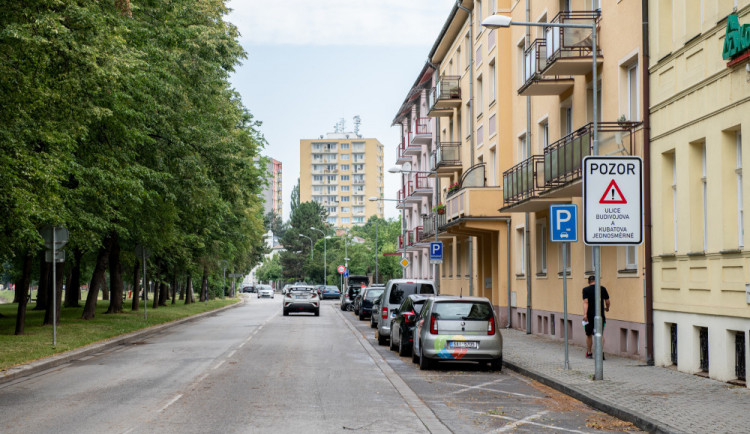 Bydlíte v oblasti plánovaného rozšíření parkovacích zón na Pražském předměstí? Zažádejte si o parkovací oprávnění