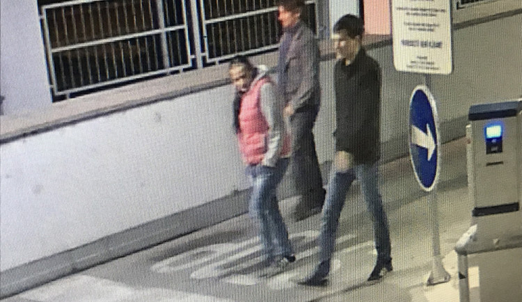 Neznámý vandal zničil závoru, pátrá po něm policie