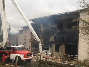 Při výbuchu domu v Lenoře zemřel jeden člověk, pro dva muže letěl vrtulník