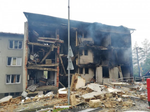 Při výbuchu domu v Lenoře zemřel jeden člověk, pro dva muže letěl vrtulník