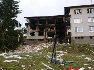 Při výbuchu domu v Lenoře zemřel jeden člověk, pro dva muže letěl vrtulník