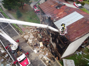 Při výbuchu domu v Lenoře zemřel jeden člověk, pro dva muže letěl vrtulník