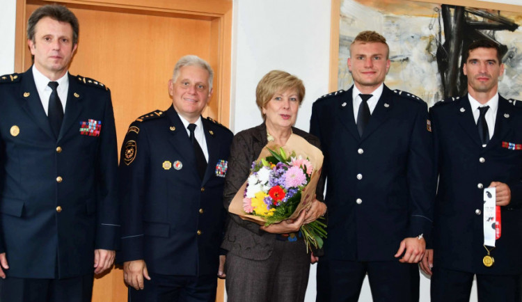 Hejtmanka poslala nejtvrdší hasiče světa za odměnu do lázní. V čínském horku a vlhku museli v plné polní vyběhnout budovu s 53 patry