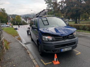 Dodávka ve Větřní srazila seniora, na místě zemřel