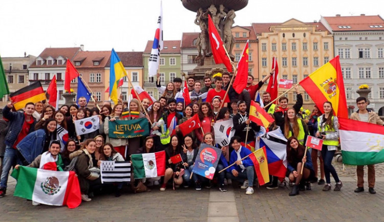 Městem projde tradiční vlajkový průvod. Oslaví výročí organizace Erasmus
