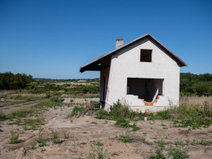 Domy na Srubci, které čeká kvůli stavbě dálnice demolice, někdo popsal nápisem "hnus".
