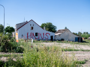Domy na Srubci, které čeká kvůli stavbě dálnice demolice, někdo popsal nápisem "hnus".