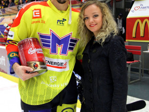 Cenu pro Motoráka měsíce září převzal z rukou Dity Dvořákové Jan Veselý