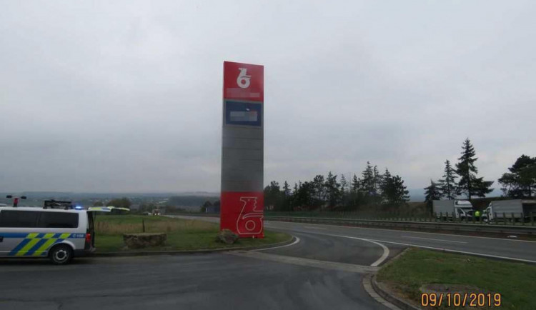 Policie pátrá po řidiči, který naboural stojan na čerpací stanici u Olomouce a ujel