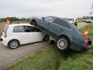 Řidič osobáku nezvládl jízdu na mokré silnici, skončil na střeše jiného auta