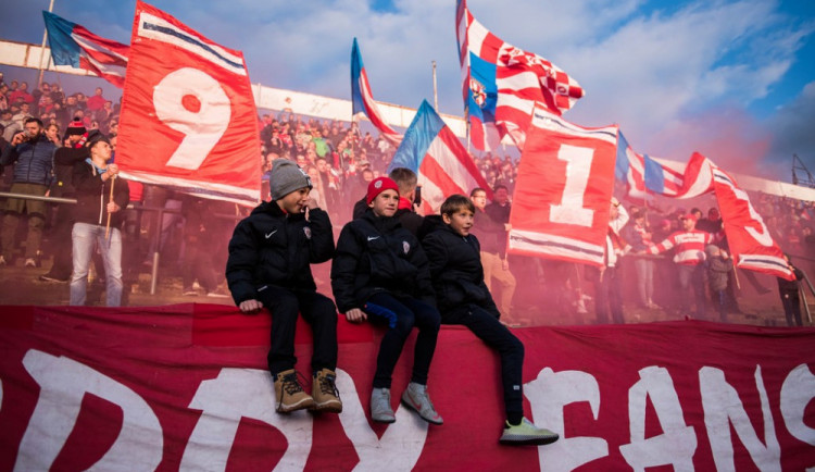 FOTOGALERIE: Lužánky ožily fotbalem. Legendy se rozešly smírem, v bitvě Áček uspěla Zbrojovka