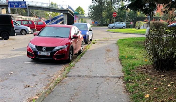 Oprava chodníků na Vltavě vyjde na více než dva miliony korun. Práce začnou na konci října