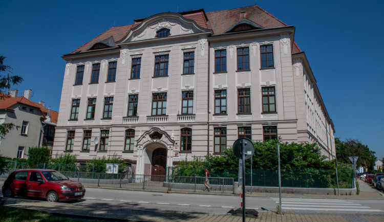 Jihočeské školy zabezpečují vstupy do budov čipy či kamerami