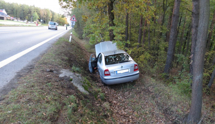 Osmašedesátiletý senior sjel ze silnice do příkopu