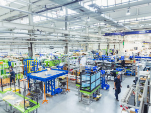 Pohled do výroby, konkrétně na oddělení elektro (EMO).