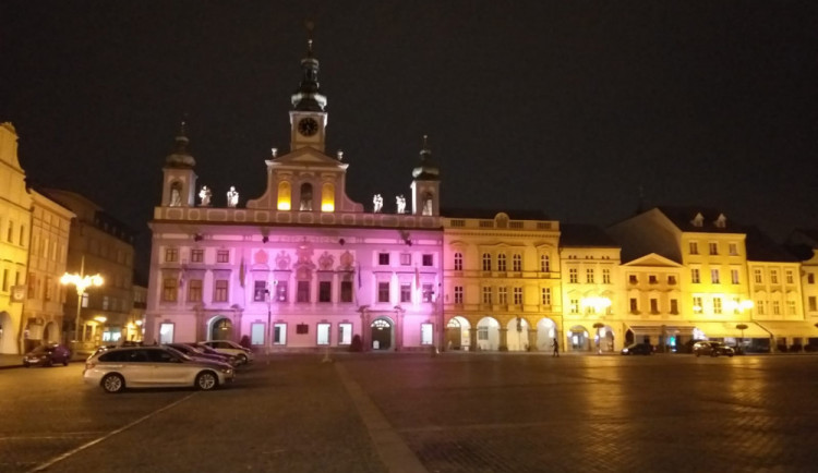 Radnice svítí růžově, podporuje boj proti rakovině prsu