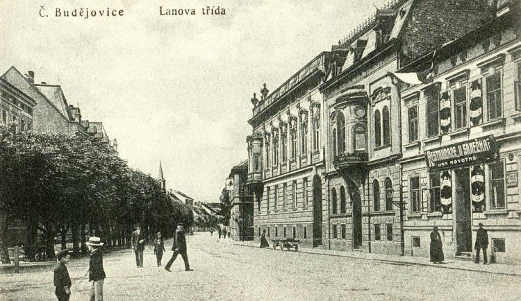 Hostinec U Srnečka v Lannovce před rokem 1928.